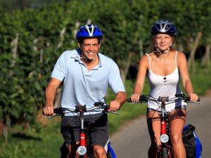 Lago di Costanza in bicicletta_ uomo e donna in bici