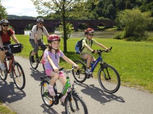 famiglia in bici ciclabile del meno germania bici e vacanze