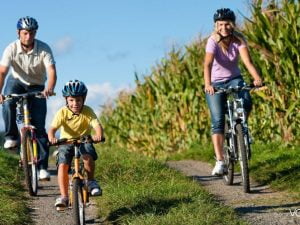 famiglia in bicicletta controluce