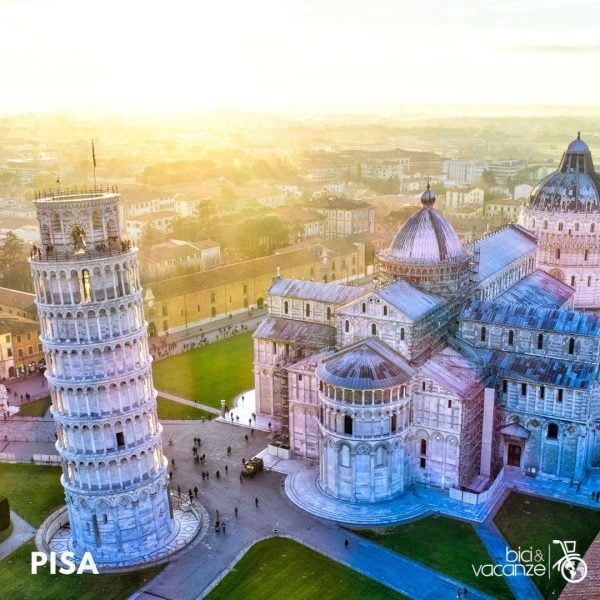 vista aerea torre di pisa e battistero
