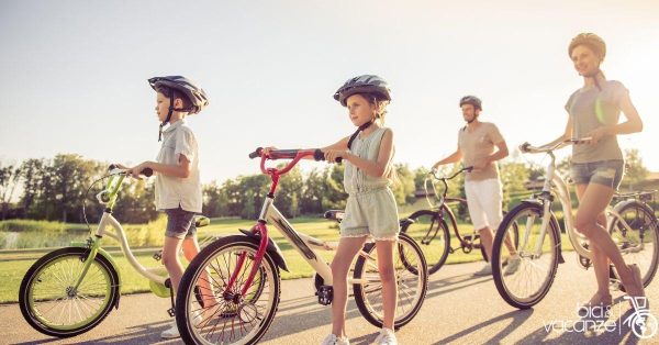 famiglia in bicicletta vacanza in bicicletta