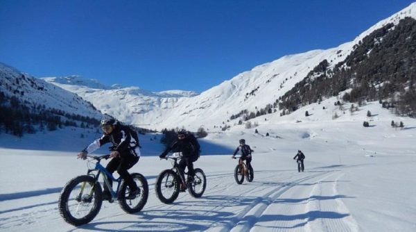 gruppo bici sulla neve
