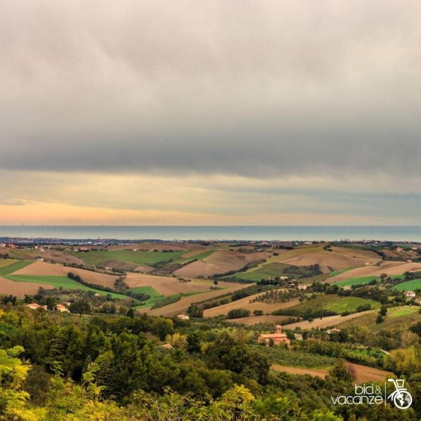 collina mare cielo